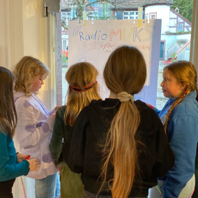 Kinder vor einem Plipchart