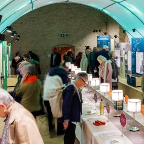 Besuchende in der Ausstellung "Schabbes, Schnitzel, Mehrbettzimmer". Foto: Gaspard Weissheimer