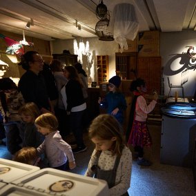 Besuchende in der Ausstellung "Monster". Foto: Benno Hunziker