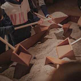Les enfants tirent le sel comme les anciens sauniers !