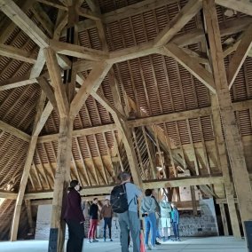 La charpente impressionnante de la Maison du Pardessus