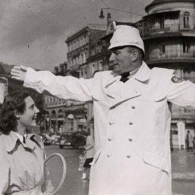 Verkehrspolizist an der Fieserbrücke in Baden-Baden um 1950