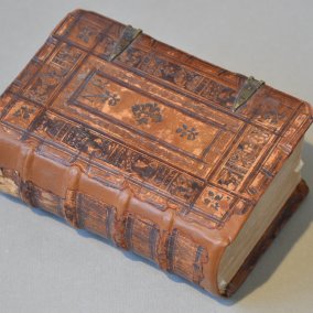 Ein Werk Melanchtons mit restauriertem Bucheinband