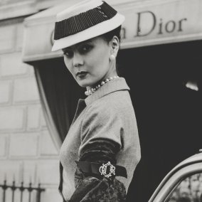 Renée in Kostüm von Christian Dior, Paris 1951; Münchner Stadtmuseum, Sammlung Fotografie
