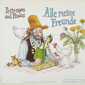 Alle meine Freunde © Sven Nordqvist und VG Bildkunst, Bonn 2025 Illustration von „Pettersson und Findus“: Pettersson sitzt am Tisch, schreibt in ein Buch, während Kater Findus, Hühner und weitere kleine Figuren um ihn herum sind.