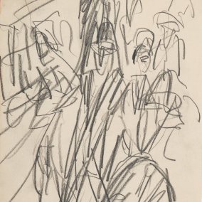 Ernst Ludwig Kirchner, Berliner Straßenszene, um 1914, Staatliche Kunsthalle Karlsruhe Expressionistische Zeichnung von Ernst Ludwig Kirchner, das eine belebte Berliner Straßenszene um 1914 mit fließenden Linien, kräftigen Farben und stilisierten Figuren in bewegter Großstadtdarstellung zeigt.
