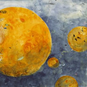 Man sieht mehrere orangene Kreise auf einem blauen Hintergrund. Das Bild ist in Aquarellfarben gemalt und erinnert an das Weltall, Wasser oder Orangen.