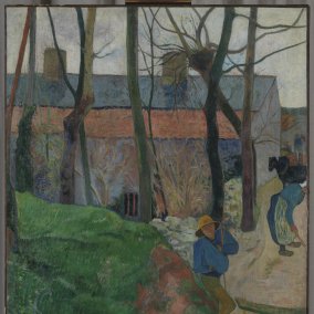 Paul Gauguin, Häuser in Le Pouldu, 1890, Staatliche Kunsthalle Karlsruhe Gemälde einer ländlichen Szene mit kahlen Bäumen, einem Haus mit rotem Dach, einer Person in blauem Hemd und gelbem Hut im Vordergrund sowie einer weiteren Figur auf einem Weg im Hintergrund.