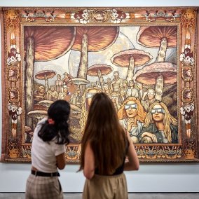 Besucher*innen vor Margret Eichers "Höhlengleichnis", Kunstmuseum Karlsruhe, Foto: Bruno Kelzer © VG Bild-Kunst, Bonn 2026 