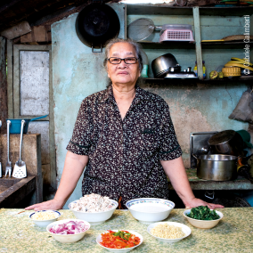 Eine Frau von den Philippinen kocht Kinunot (Hai in Kokosmilch)