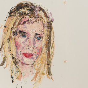 Das Bild zeigt einen mit pastosem Farbauftrag gemalten Frauenkopf. Die Frau hat blonde Haare, helle Haut, blaue Augen, rote Lippen und rötliche Wangen. Das Porträt der Frau wirkt unscharf. Der Hintergurnd ist weiß.