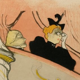 Das Bild zeigt eine Grafik des Künstlers Henri de Toulouse-Lautrec. Eine Frau im schawrzen Klein, mit blonden Haaren und einem schwarzen Kopfschmuck blinkt durch ein Fernglas. Man sieht die Frau aus der Froschperspektive. Der Betrachter blickt von unten nach oben. Die Frau befindet sich auf einem Opernbalkon. Hinter ihr werden mit schwarzen Linien dicke Vorhänge angedeutet.