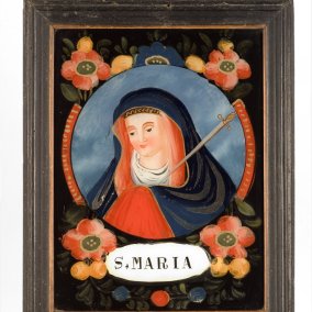 Hinterglasbild mit Darstellung der Maria. Für gläubige Menschen stellt die Mutter Gottes eine wichtige Fürsprecherin vor Gott dar, weshalb sie in vielen Darstellungsarten in der religiösen Volkskunst auftritt. Werkstatt Winterhalder, Rötenbach/Schwarzwald, letztes Viertel 18. Jahrhundert.