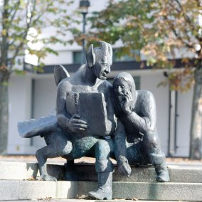 Abbildung: Ernemann F. Sander, Das Fabelwesen zeigt Simplicius das Simplicissimus-Buch, 1992, Foto © Rainer Wehrle