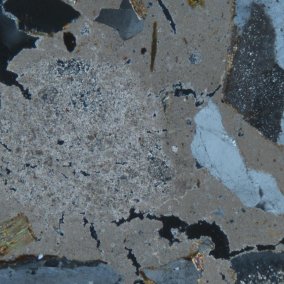 Feinschnitt durch eine Mörtelprobe von der Burgruine Turmhölzle, Raitbach.