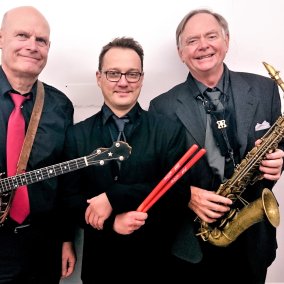 Das Trio Dr. Wim´s Jazz Affair posiert mit seinen Instrumenten. 