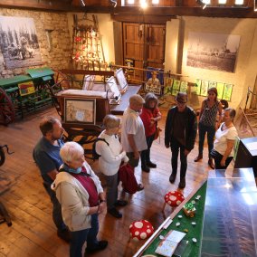Besucher in der Dauerausstellung