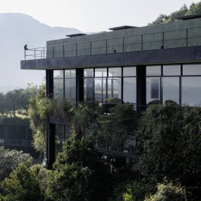 Außenansicht, Kandalama Hotel, Dambulla, Sri Lanka. Foto: Iwan Baan, 2026, © Iwan Baan