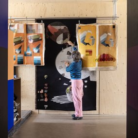 Hella Jongerius in ihrem Studio, 2023 © Jongerius Lab, photo: Mathijs Labadie