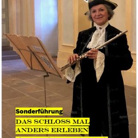 Kostümierte Referentin im Gartensaal