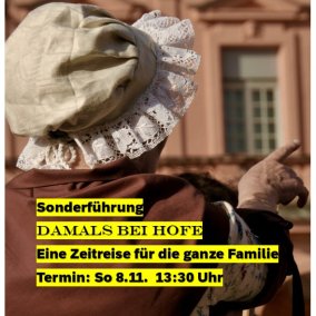 Referentin der Kostümführung vor dem Residenzschloss