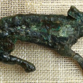 Bronzefibel in Form eines springenden Hasen aus Güglingen Bronzefibel in Form eines springenden Hasen aus Güglingen