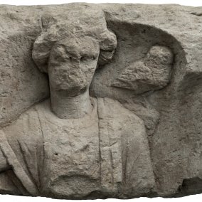 Minerva mit Eule auf einem Viergötterstein aus Güglingen