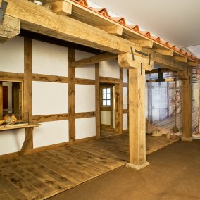 Streifenhausfront mit Porticus