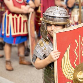 An drei Wochenenden im Oktober füllt sich Augusta Raurica mit römischem Leben – Handwerk, Gladiatoren, Legionäre, der Kaiser und mehrere Mitmach-Stationen.