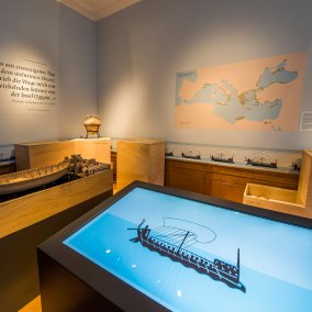 Aperçu de l'exposition Charge un bateau de transport avec des vases de manière à ce qu'il ne coule pas.