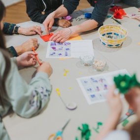 Kinder basteln am Tisch