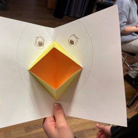 Gefaltene Karte mit Pop-up-Motiv