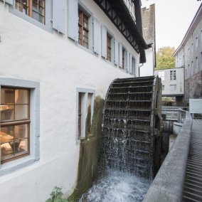 Museumseingang mit funktionierendem Mühlerad