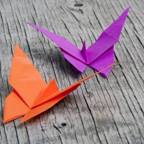 Farbige Schmetterlinge gefalten mit der Origami-Technik