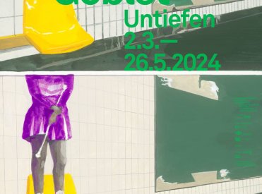 Plakat für Ausstellung Dominique Goblet, Person in lila Kleid steht auf gelbem Plastikstuhl in U-Bahn-Station