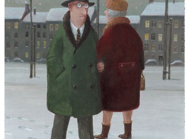 Mann und Frau laufen in verschneiter Landschaft, im Hintergrund Häuser