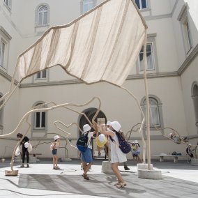 Temitayo Ogunbiyi, Giocherai nel quotidiano, correndo, You will play in the everyday, running, 2020, Foto: Tommaso Vitiello