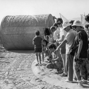 Carl Cheng, Documentation of Santa Monica Art Tool and its installation Walk on LA, Santa Monica State Beach, 1988. Courtesy the artist.