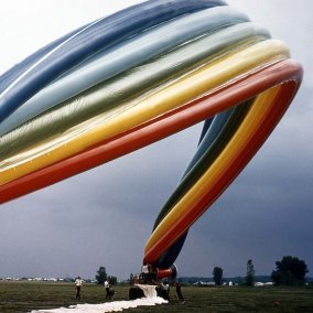 Otto Piene, Testinstallation Olypmpischer Regenbogen, 1972, St. Paul, MN, USA, 1. August 1972 © 2024 Pro Litteris, Zürich; Otto Piene Estate Foto: Jean Nelson, Otto Piene Archiv