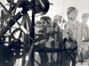 Jean Tinguely's Rotozaza III in the shop window of the Loeb department stores' in Bern, October 1969 © Staatsarchiv des Kantons Bern, photo: Fredo Meyer-Henn