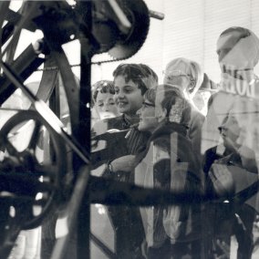 Jean Tinguelys Rotozaza III im Schaufenster des Warenhauses Loeb in Bern, Oktober 1969 © Staatsarchiv des Kantons Bern, Foto: Fredo Meyer-Henn