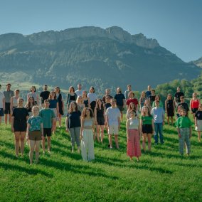 Appenzeller Jugendchor auf einer schönen Wiese
