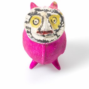 Figur einer Eule mit pinkem Bauch und Beinen sowie Ohren, einem grossen runden Gesicht in Schwarz-Weiss-Gelb.