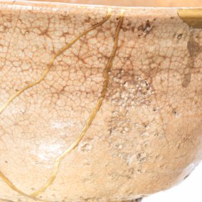 Tönernes Gefäss, bei dem Goldstreifen und Goldtropfen sichtbar sind