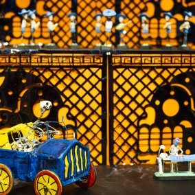 Bild des Altars für eine Dia de Muertos mit kl. Auto mit Skelett und orangen Totenköpfe