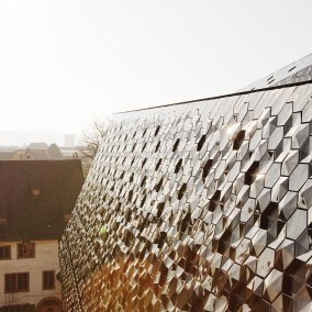 Bild des Museumdachs und des Münsters im Sonnenuntergang