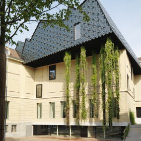Blick auf die Fassade und das Dach des Museums mit den hängenden Pflanzen