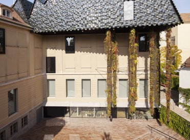Die markante Front des Museum der Kulturen mit dem imposanten, eckigen Dach des Baus von Herzog & de Meuron