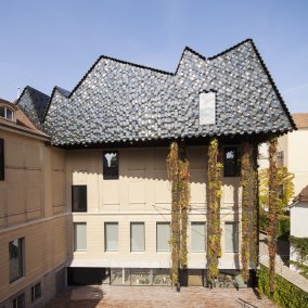 Blick auf die Front des Museums