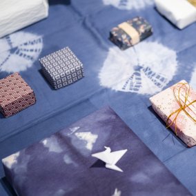Geschenketisch auf blauem Tuch mit Shibori Geschenketisch auf blauem Tuch mit Shibori
